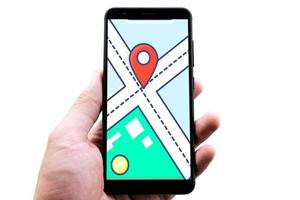 isolato su bianca sfondo mano hold smartphone con navigare carta geografica su Schermo e ritaglio sentiero foto