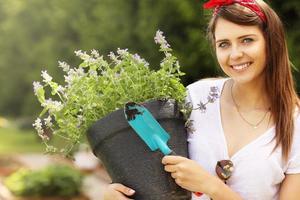 giovane donna in giardino foto