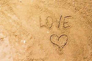 amore su il sabbia nel il spiaggia foto