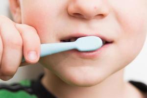 del bambino denti con un' spazzolino foto