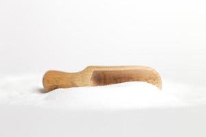 sale grano nel di legno cucchiaio superiore Visualizza su un' bianca sfondo , piatto posizione. foto