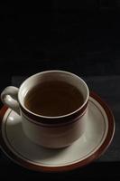 tazza tè isolato su un' nero sfondo foto