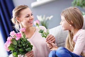 mamma e figlia festeggiare La madre di giorno foto