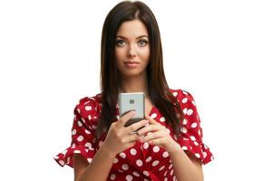 caucasico brunetta donna utilizzando smartphone isolato al di sopra di bianca sfondo foto