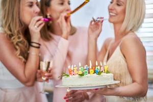 immagine presentazione contento gruppo di amici festeggiare compleanno foto
