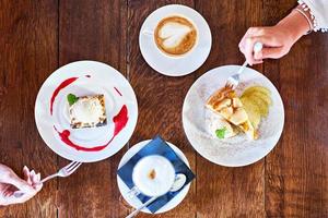 Due ragazza amici mangiare pranzo nel ristorante foto