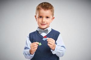ritratto di un' 4 anno vecchio ragazzo in posa al di sopra di bianca con frecce foto