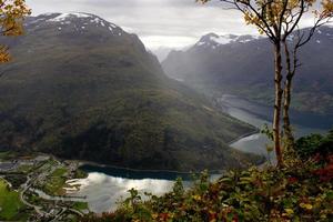 panoramico Visualizza di valle e lovenet vicino attraverso ferrata a Loen, Norvegia con montagne nel il sfondo.norvegese ottobre mattina, foto di scandinavo natura per stampa su calendario, carta da parati, copertina