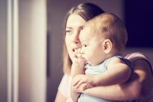 madre e sua neonato bambino foto