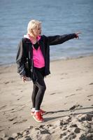 attraente donna su il spiaggia foto