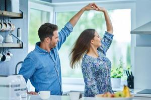 adulto coppia danza nel il cucina foto