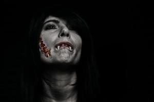 Halloween vampiro bellissimo donna al di sopra di nero foto