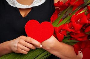 adulto donna con fiori e rosso cuore al di sopra di rosso sfondo foto