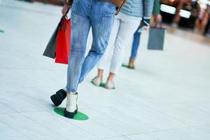 persone nel linea a supermercato centro commerciale conservazione sociale distanza durante il quarantena foto