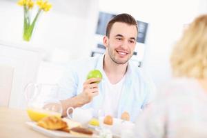 contento coppia mangiare prima colazione foto