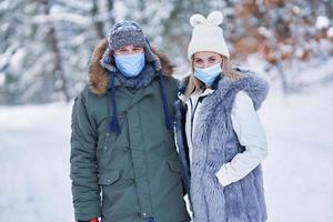 giovane coppia avendo divertimento su neve indossare maschera foto