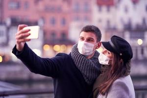 contento coppia festeggiare san valentino giorno nel maschere durante covid-19 pandemia foto