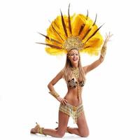 brasiliano donna in posa nel samba costume al di sopra di bianca sfondo foto