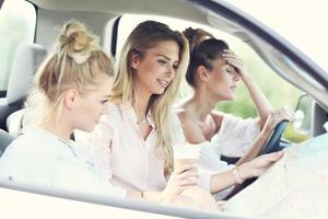 giovane donne in viaggio di auto con carta geografica foto