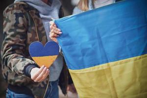 Due ragazze supporti Ucraina con no guerra segni foto