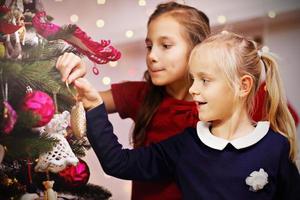 bambini decorazione Natale albero foto