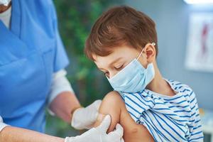 giovane bambini durante vaccinazione nel ospedale foto