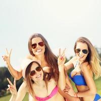 gruppo di donne nel bikini avendo divertimento all'aperto foto