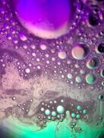 macro colorato sapone bolle pendenza astratto sfondo blu rosa foto