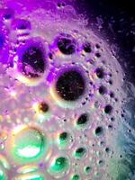 macro colorato sapone bolle pendenza astratto sfondo blu rosa foto