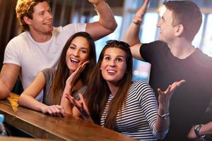 gruppo di amici godendo pasto nel ristorante foto