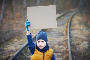 immagine di un' bambino con un' lotto di amore e tranquillo, calmo Messaggio foto