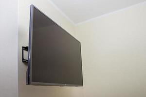 nero guidato tv televisione schermo modello finto su, vuoto su bianca parete sfondo foto