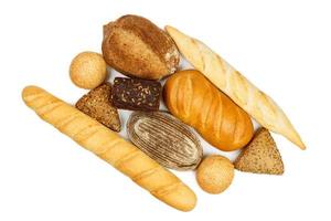 composizione con pagnotta di pane isolato su bianca sfondo foto