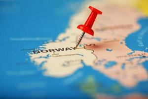 multicolore pulsanti indicare il Posizione e coordinate di il destinazione su il carta geografica di Norvegia foto