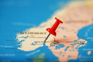 multicolore pulsanti indicare il Posizione e coordinate di il destinazione su il carta geografica di Norvegia foto