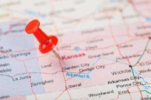 rosso clericale ago su un' carta geografica di Stati Uniti d'America, Kansas e il capitale topeka. vicino su carta geografica di Kansas con rosso bordeggiare foto