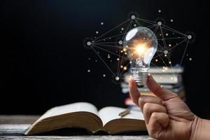 leggero bulbi e libri. concetto di lettura libri, conoscenza, e ricerca per nuovo idee. innovazione e ispirazione, creatività con scintillio luci, il ispirazione di idee. foto