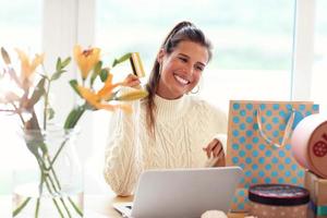 adulto donna indossare caldo maglione e shoping in linea foto