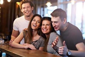 gruppo di amici godendo pasto nel ristorante foto