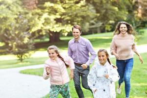 giovane famiglia con bambini avendo divertimento nel natura foto