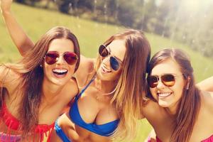 gruppo di donne nel bikini avendo divertimento all'aperto foto