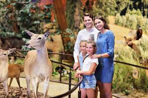 gioioso famiglia nel natura Museo foto