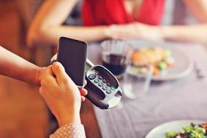 persone pagare nel ristorante di credito carta lettore foto