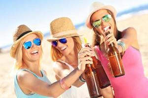 ragazza amici su picnic su il spiaggia foto