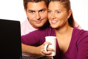 giovane sposato coppia navigazione il Internet foto