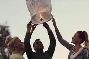 gruppo di amici galleggiante Cinese lanterne foto