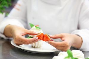 chef impegnato al lavoro nella cucina del ristorante foto