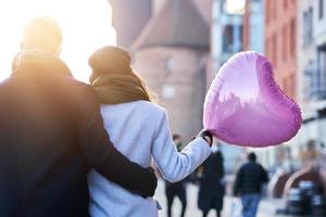 contento coppia festeggiare san valentino giorno nel maschere durante covid-19 pandemia foto