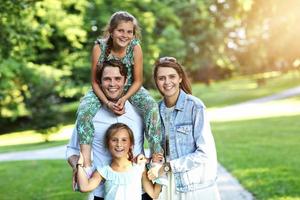 giovane famiglia con bambini avendo divertimento nel natura foto