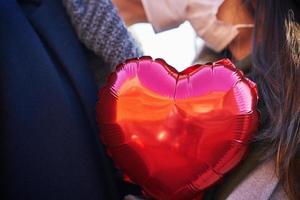 contento coppia festeggiare san valentino giorno nel maschere durante covid-19 pandemia foto